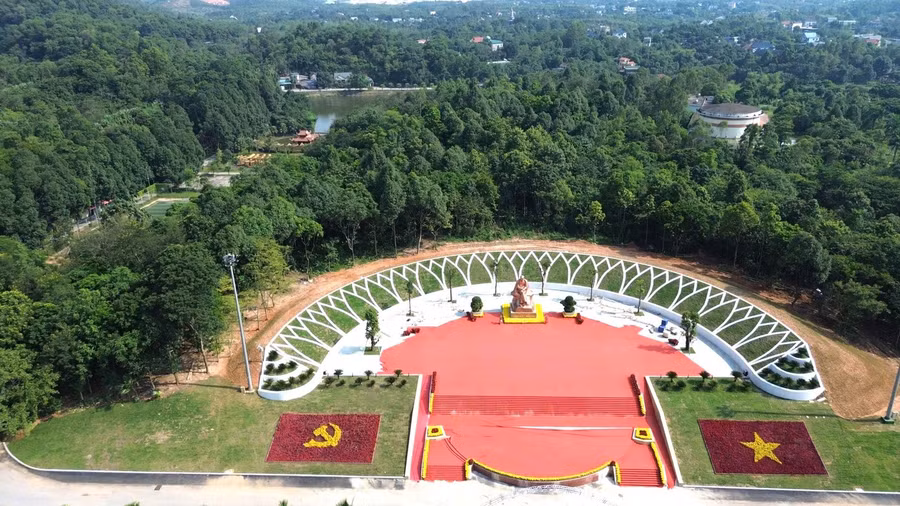 Tượng Chủ tịch Hồ Chí Minh tại đồi Phân Bùng, thuộc Khu Trung tâm lễ hội và nằm trong khu vực bảo vệ II. Ảnh: Đức Anh.