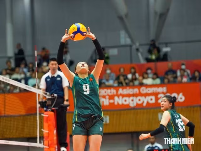 Đội tuyển bóng chuyền nữ Việt Nam thi đấu dưới sức khi chạm trán với Indonesia ở trận tranh hạng từ 5 đến 8. Ảnh: Độc Lập