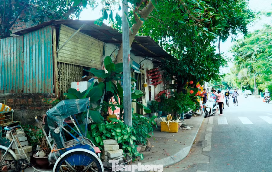 Hàng quán, nhà cửa của dân nằm trong khu vực di tích hồ Học Hải chậm giải tỏa.