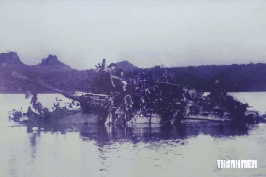 Các xe tăng PT-76 của Đại đội 9, Tiểu đoàn 198, Trung đoàn xe tăng 203 kiểm tra chất lượng xe tại đập Đồng Tranh Nhuận Trạch, Lương Sơn, Hòa Bình trước khi lên đường vào Nam chiến đấu. Ảnh: BCTTG