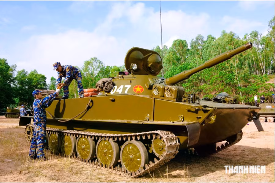 Bộ đội Tăng thiết giáp thuộc Lữ đoàn Hải quân đánh bộ 147 (Vùng 1 Hải quân) nạp đạn pháo cho xe tăng bơi nước PT-76. Ảnh: QCHQ