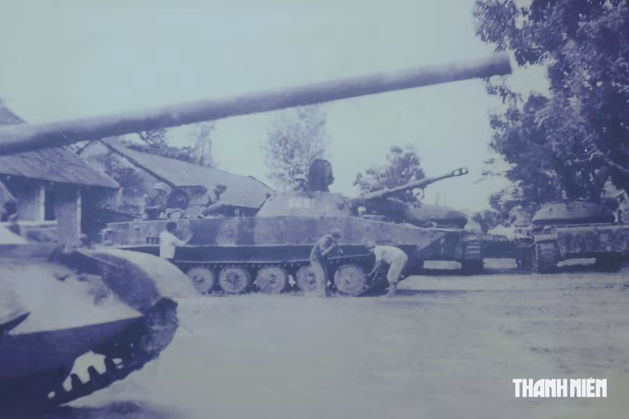 Sửa chữa xe tăng PT-76 sau chiến dịch Đường 9 - Nam Lào. Ảnh: BCTTG