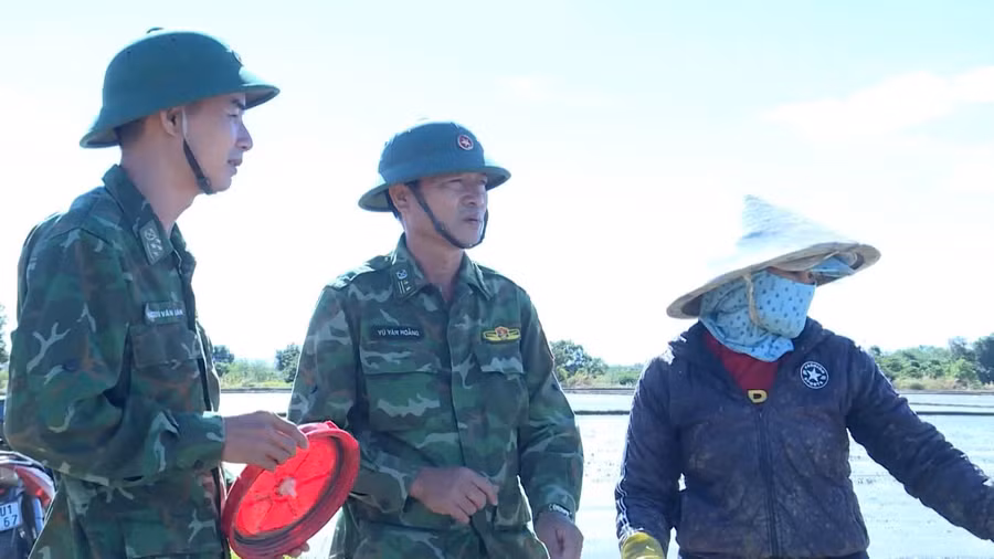 bo-doi-bien-phong-huong-dan-nguoi-dan-xa-ia-mo-lam-lua-nuoc.jpg