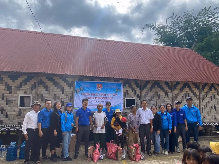 doan-truong-thcs-thpt-y-don-huyen-dak-po-tang-qua-cho-nguoi-dan-lang-krong-hra-xa-yang-bac-huyen-dak-po.jpg