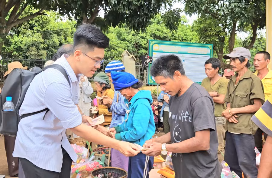 anh-vo-thanh-man-truong-nhom-kien-giang-chung-mot-tam-long-trao-nhung-phan-qua-thiet-thuc-cho-ho-gia-dinh-co-hoan-canh-kho-khan-anh-lh.jpg