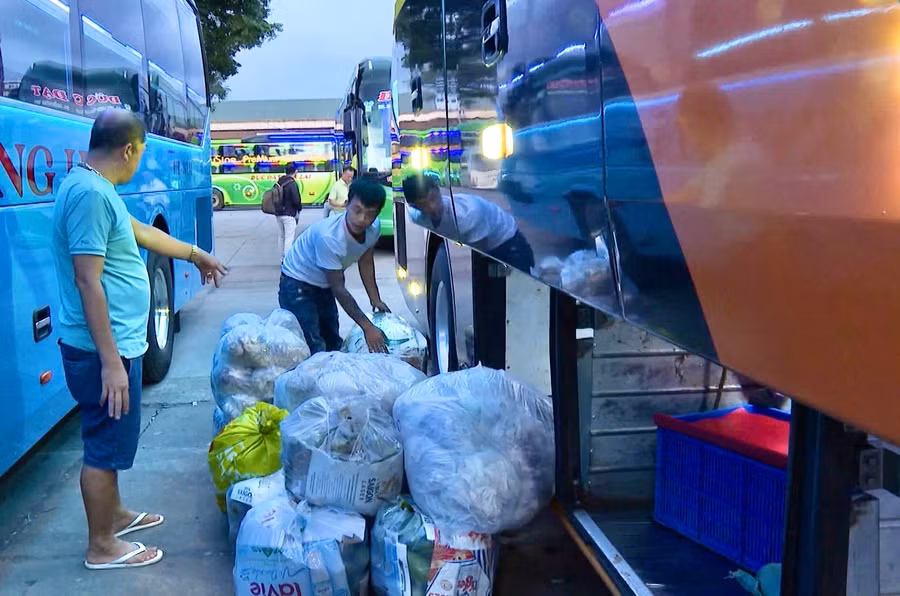 cac-nha-xe-tiep-nhan-thung-hang-goi-do-duoc-boc-kin-dang-lam-thu-tuc-de-chuyen-den-dia-chi-theo-yeu-cau.jpg
