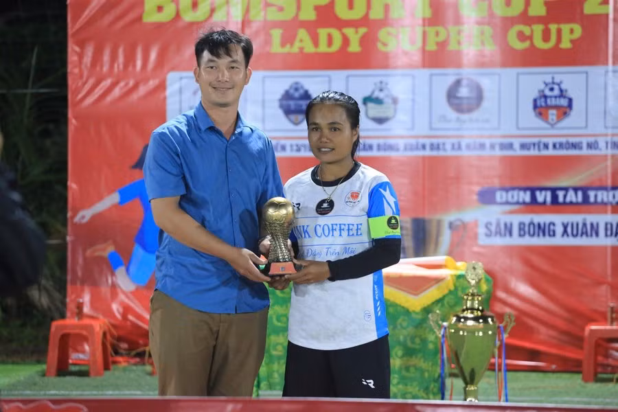 thuon-phai-nhan-giai-cau-thu-xuat-sac-nhat-giai-giai-bong-da-nu-5-nguoi-boom-sport-cup-2024-anh-siu-dewi.jpg