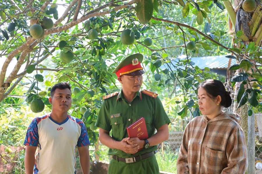 Bám địa bàn, gần dân là một trong những cách lực lượng Công an ngăn ngừa những hệ lụy từ hủ tục “cầm đồ thuốc độc”. Ảnh NN