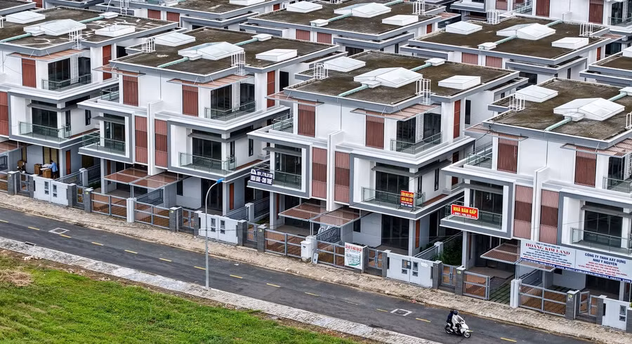 Khu đô thị Đông Tăng Long la liệt biệt thự bỏ hoang. Ảnh: Trần Chung.