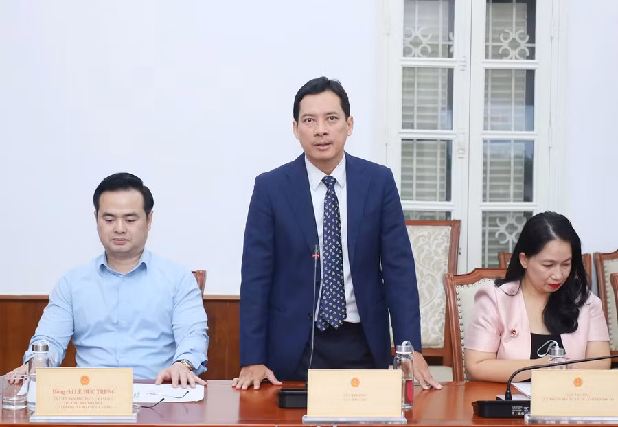 Ông Lê Quang Tự Do - Cục trưởng Cục Phát thanh, Truyền hình và Thông tin điện tử (giữa) - giữ chức Cục trưởng Cục Báo chí. Ảnh: Bộ VHTTDL.