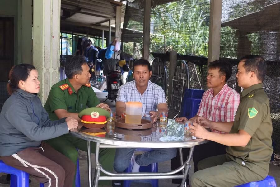 Công an cơ sở tuyên truyền, vận động người dân xóa bỏ hủ tục nghi kỵ “cầm đồ thuốc độc”. Ảnh: NN