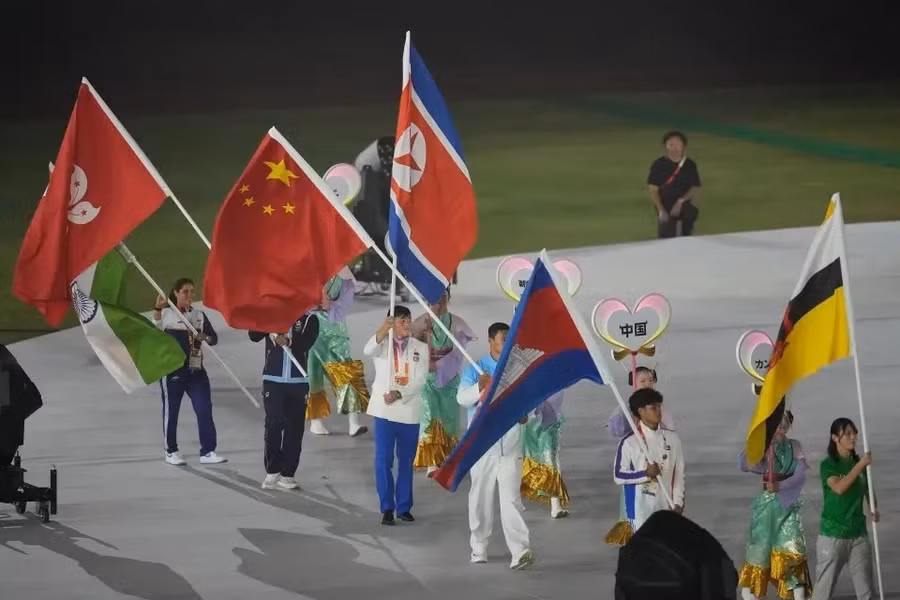 Cờ các đoàn thể thao xuất hiện trong lễ bế mạc Asiad 20