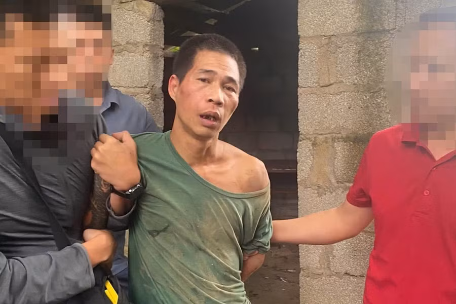 Lực lượng Công an bắt giữ thành công đối tượng Phương Văn Kỳ tại nơi lẩn trốn tại lán trại.