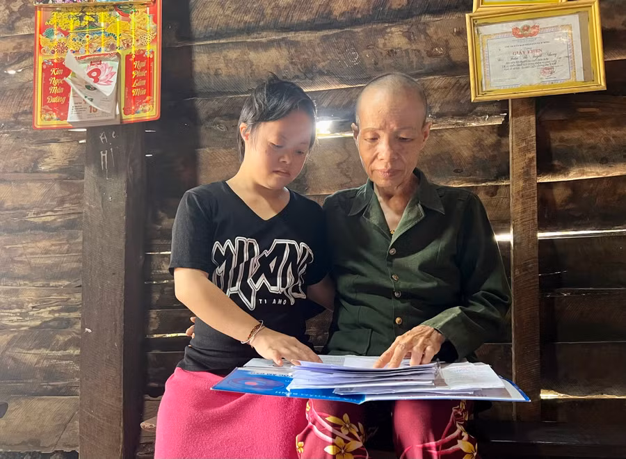 ba-nhung-cung-con-gai-xem-lai-ho-so-benh-an-anh-dong-lai.jpg