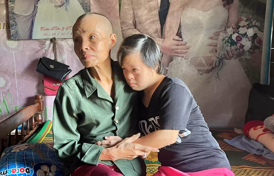 ba-tran-thi-tuyet-nhung-ben-trai-lo-lang-so-khong-co-du-suc-khoe-de-lo-cho-con-gai-nguyen-thi-thu-hien-ben-phai-bi-khuyet-tat-nang-anh-dong-lai.jpg