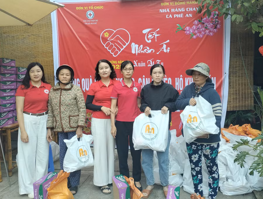 nguoi-than-hoi-chu-thap-do-phuong-ngo-may-dai-dien-cho-ba-ho-thi-ngoc-tu-to-3-phuong-ngo-may-tang-qua-cho-ho-kho-khan-tren-dia-ban-anh-ngoc-minh.jpg