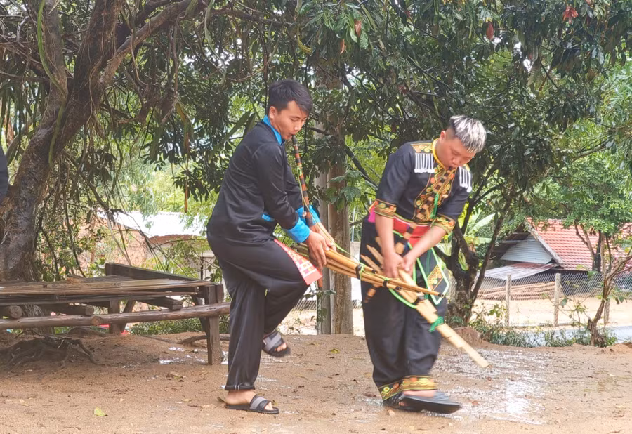 anh-ly-thien-toan-ben-trai-bieu-dien-khen-mong-sau-thoi-gian-duoc-truyen-day-va-ren-luyen-ky-nang-anh-dong-lai.jpg