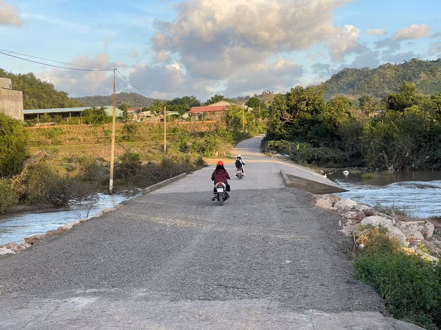 doan-ngam-tran-thon-mo-nang-xa-kim-tan-bi-nuoc-lu-cuon-troi-da-duoc-sua-chua-lai-nhung-chi-mang-tinh-chat-tam-thoi-anh-vu-chi.jpg