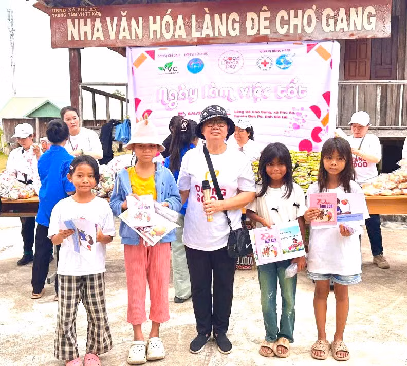 ba-phan-thi-nhung-thu-3-ben-trai-chu-nhiem-clb-tam-long-vang-an-khe-thi-xa-an-khe-dan-chuong-trinh-ngay-lam-viec-tot-tai-lang-de-cho-gang-xa-phu-an-huyen-dak-po-anh-ngoc-minh.jpg