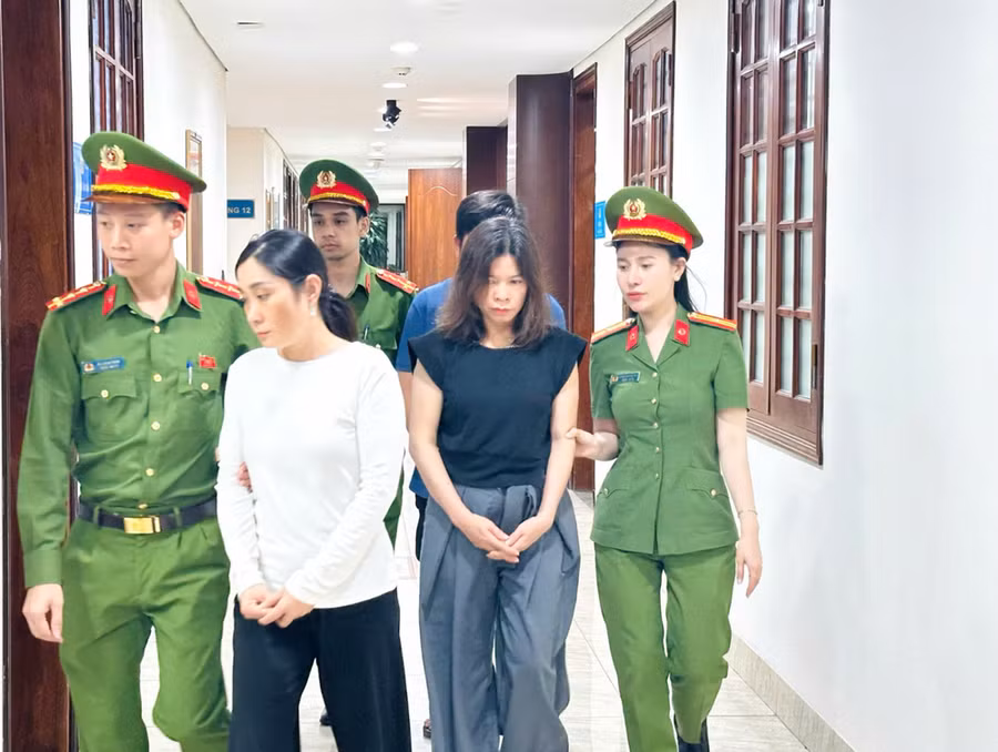 Công an áp giải các đối tượng liên quan. Ảnh: Công an tỉnh Thanh Hóa