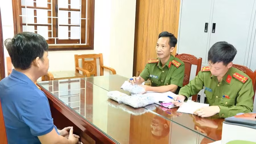 Công an lấy lời khai Huỳnh Văn Mẩn. Ảnh: Công an tỉnh Thanh Hóa