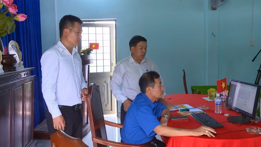 Bí thư Chi bộ thôn An Kiều (xã Phù Cát) sử dụng các ứng dụng số trong quản lý đảng viên. Ảnh: Minh Lý
