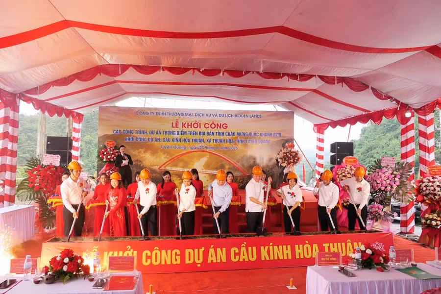 Các đồng chí lãnh đạo tỉnh Tuyên Quang, xã Thuận Hòa và chủ đầu tư thực hiện nghi thức khởi công cầu kính Hòa Thuận. (Ảnh: Khánh Toàn)