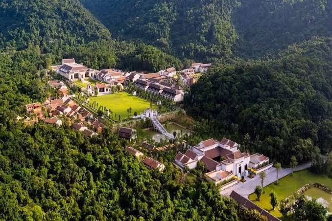 Quần thể di tích Yên Tử giữa núi rừng xanh mát, thuộc Di sản Thế giới được UNESCO công nhận năm 2025. Ảnh: Booking.com