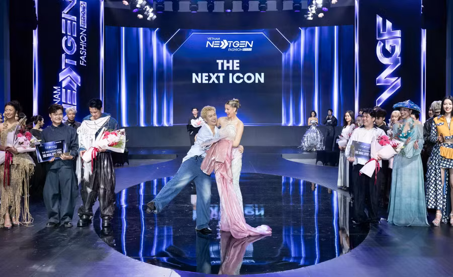 NTK Đinh Thiên Phong được vinh danh ở hạng mục cao nhất The Next Icon. Ảnh: BTC