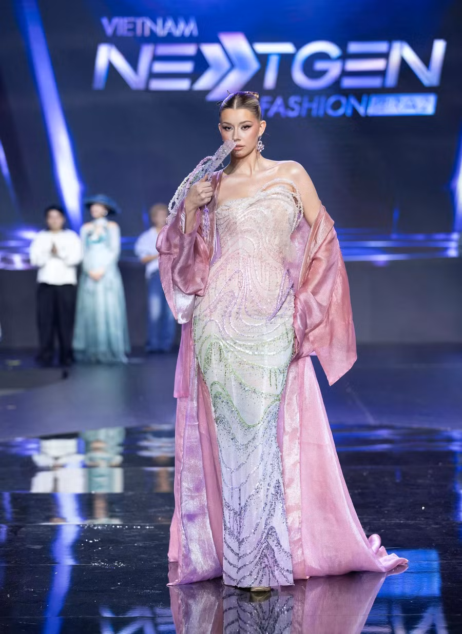 Miss Cosmo 2025 Yolina Lindquist trong thiết kế dạ hội ấn tượng của NTK Đinh Thiên Phong. Đêm diễn mang các thiết kế từ ý tưởng đến sàn runway chuyên nghiệp, tạo cơ hội để những gương mặt trẻ thể hiện dấu ấn cá nhân và tiếp cận môi trường làm nghề thực tế. Ảnh: BTC