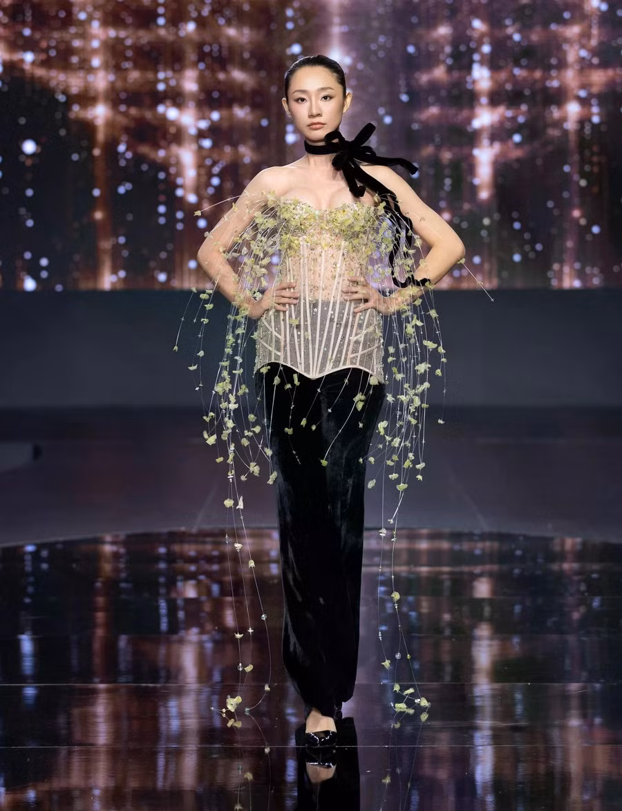 NTK tái hiện những hình ảnh thân thuộc về xứ Huế bằng chất liệu lụa tơ tằm Bảo Lộc kết hợp kỹ nghệ đính kết pha lê thủ công. Ảnh: BTC