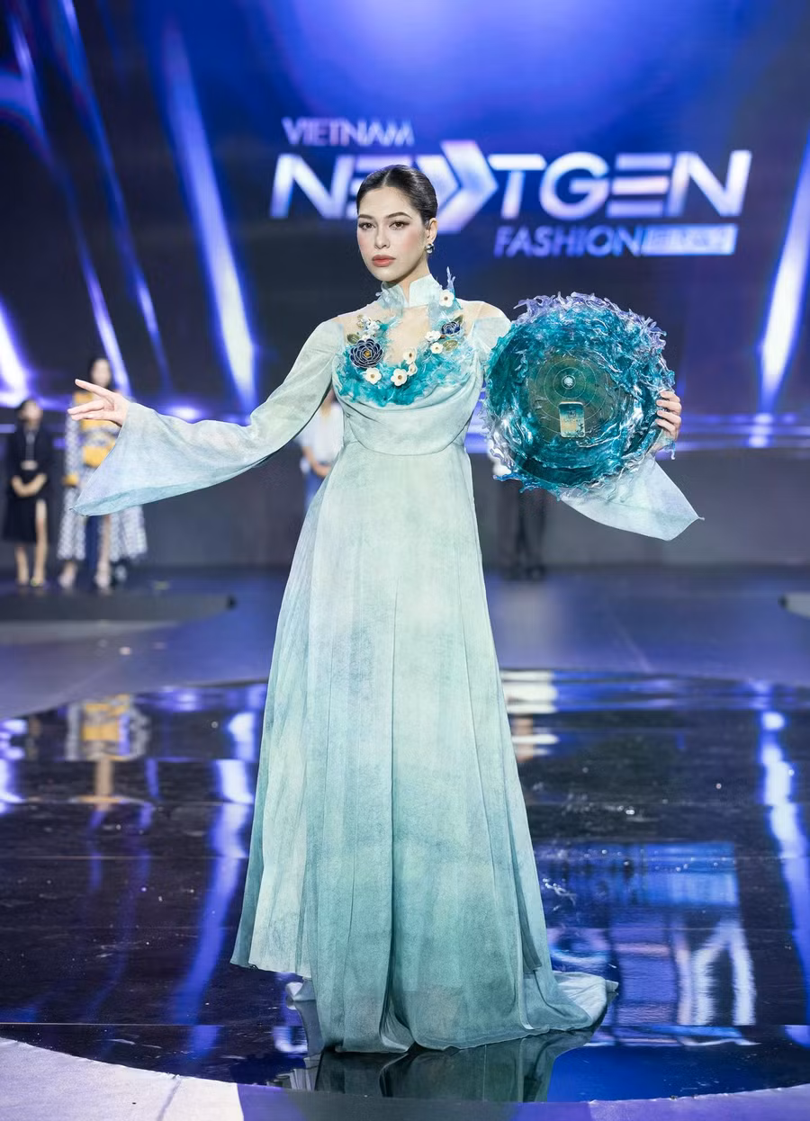 Á hậu Miss Cosmo 2025 Chelsea Fernandez trình diễn thiết kế của NTK Võ Thành Đạt. Anh nhận giải thưởng Nhà thiết kế sáng tạo nhất -The Visionary. Ảnh: BTC