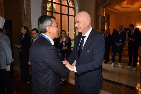Chủ tịch FIFA Gianni Infantino và Chủ tịch VFF Trần Quốc Tuấn.