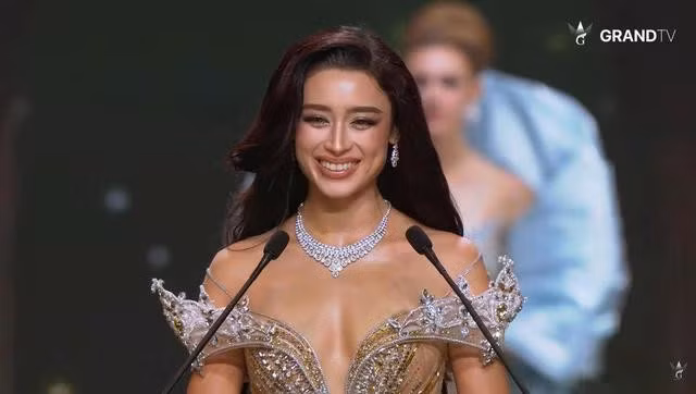 Emoura Phạm trả lời câu hỏi ứng xử trong top 11 Miss Grand International 2026. Ảnh: Chụp màn hình Grand TV