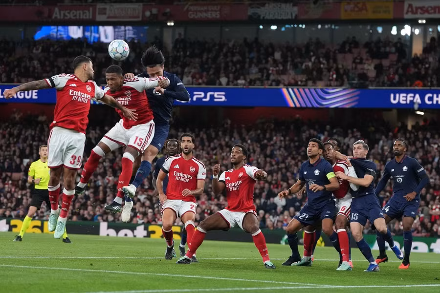 Arsenal (áo đỏ) đã trải qua hơn một nửa thời gian trận đấu bế tắc trước Lille.
