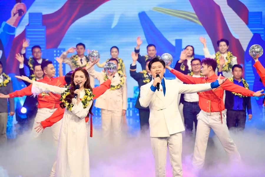Ca sĩ Bùi Tuấn Ngọc song ca với ca sĩ Hòa Minzy tại Lễ trao Giải thưởng Gương mặt trẻ Việt Nam tiêu biểu 2025 .