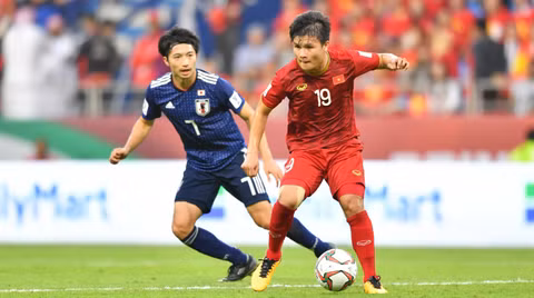 Quang Hải đối đầu Nhật Bản ở Asian Cup 2019. Ảnh: AFC.