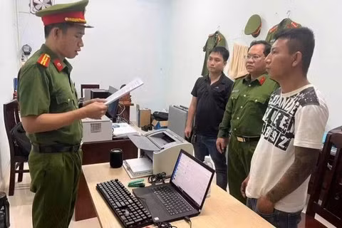 Đối tượng Huỳnh Văn Minh Nhựt (áo trắng) tại cơ quan công an. Ảnh Công an Đà Nẵng