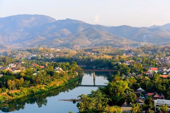 Làng cổ Hahoe (Hàn Quốc) và Cố đô Luang Prabang (Lào) bình yên bên dòng sông Mê Kông, được UNESCO công nhận là Di sản Thế giới. Ảnh: Booking.com