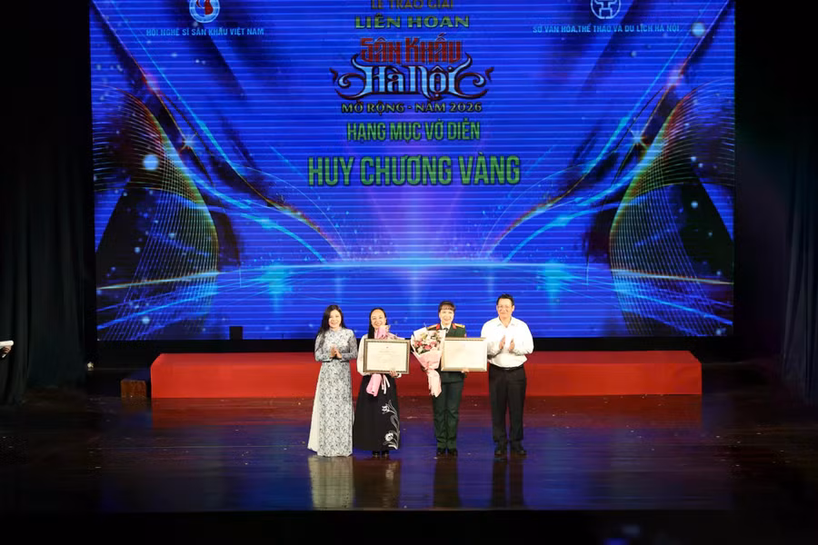 2 huy chương vàng vở diễn được trao cho Đạo học (Nhà hát Chèo Hà Nội) và Người con gái Hà Nội (Nhà hát Kịch nói Quân đội). Ảnh: BTC