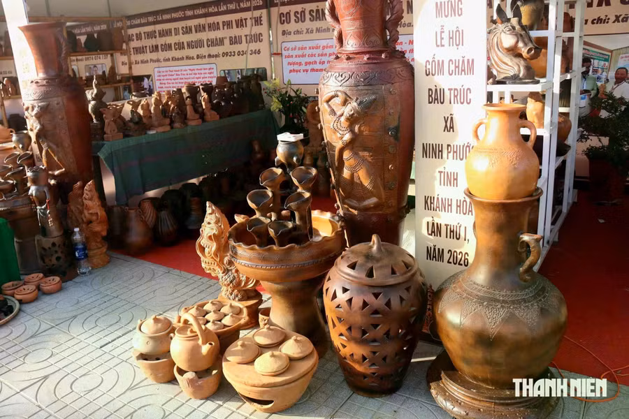 Cần có giải pháp từng bước phục hồi sức sống cho nghệ thuật làm gốm của người Chăm. Ảnh: Bá Duy