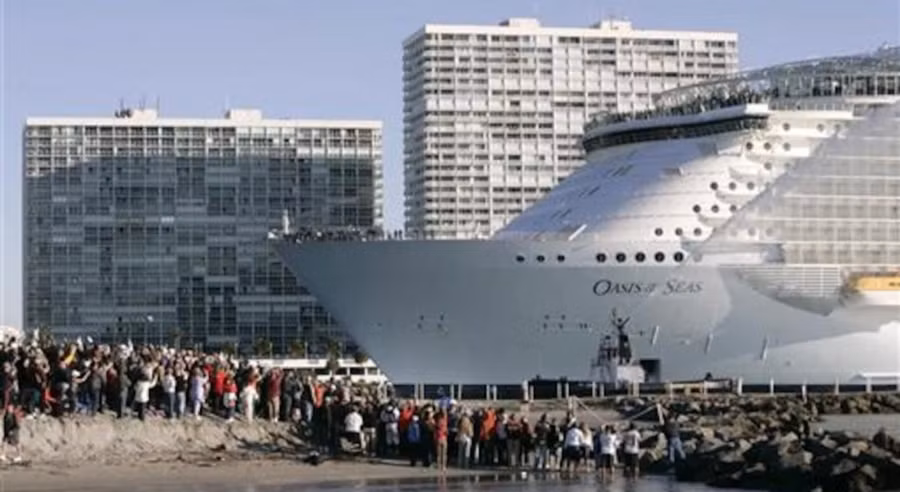 Du thuyền Oasis of the Seas trong một lần cập cảng. Ảnh: Reuters