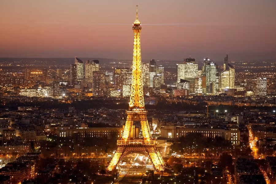 Từ việc ngắm nhìn tháp Eiffel lấp lánh và chiêm ngưỡng những tác phẩm nghệ thuật nổi tiếng tại các bảo tàng tầm cỡ thế giới, cho đến thưởng thức các loại bánh ngọt Pháp thơm ngon, Paris mang đến vô vàn lý do để bạn đưa thành phố này vào danh sách những điểm đến phải ghé thăm. Ảnh: Reuters