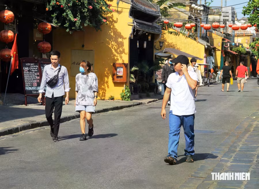 Phố cổ Hội An năm nay được nhiều người làm dịch vụ nhận xét trầm lắng hơn hẳn những năm trước. Ảnh: Mạnh Cường