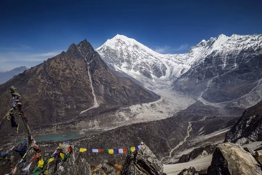 Trải dài qua Ấn Độ, Pakistan, Trung Quốc, Bhutan và Nepal, dãy Himalaya là nơi tọa lạc của một số đỉnh núi cao nhất thế giới. Đối với những du khách ưa mạo hiểm, hành trình trekking đến Everest Base Camp là trải nghiệm để đời, ngay cả khi bạn không đặt mục tiêu chinh phục đỉnh núi cao nhất thế giới này. Ảnh: Reuters