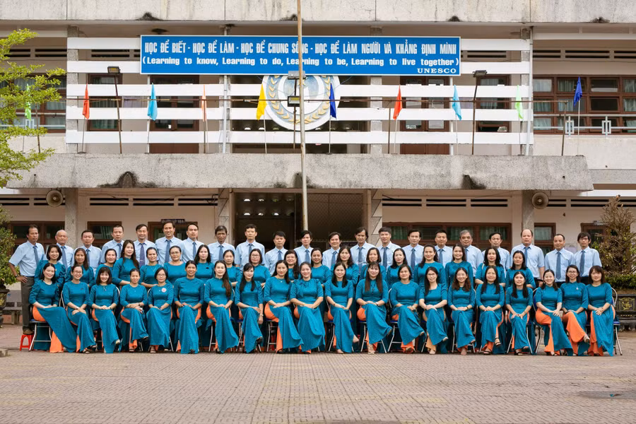 tap-the-can-bo-giao-vien-nhan-vien-truong-thpt-le-thanh-tong-luon-no-luc-tan-tam-voi-su-nghiep-trong-nguoi-anh-dvcc.jpg