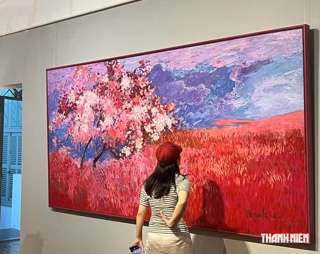 Từ những sắc hoa trong tranh đến cách bài trí không gian, "Những mùa hoa trong ký ức" vì thế trở thành điểm đến để người trẻ thưởng thức nghệ thuật, chụp ảnh và tìm kiếm những phút giây thư giãn. Ảnh: Mai Cát