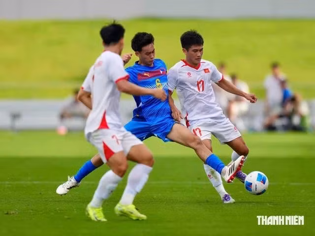 U.23 Việt Nam (áo trắng) thắng trận thuyết phục trước U.23 Philippines. Ảnh: Độc Lập
