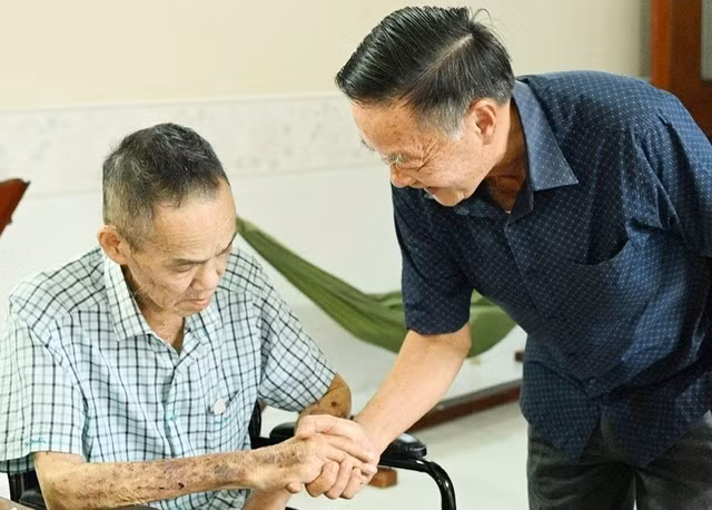 Đại tá Đinh Hoàng Thơm (bên phải), nguyên Phó chỉ huy trưởng, Tham mưu trưởng Bộ Chỉ huy quân sự tỉnh Bạc Liêu, nguyên Chủ tịch Hội Cựu chiến binh tỉnh Bạc Liêu, thăm thiếu tướng Hồ Khải Hoàng. Ảnh: Trần Thanh Phong