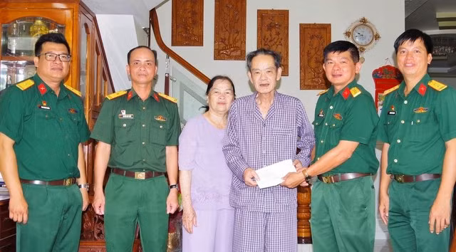 Đại diện Bộ Chỉ huy quân sự tỉnh Cà Mau thăm thiếu tướng Hồ Khải Hoàng. Ảnh: Gia đình cung cấp